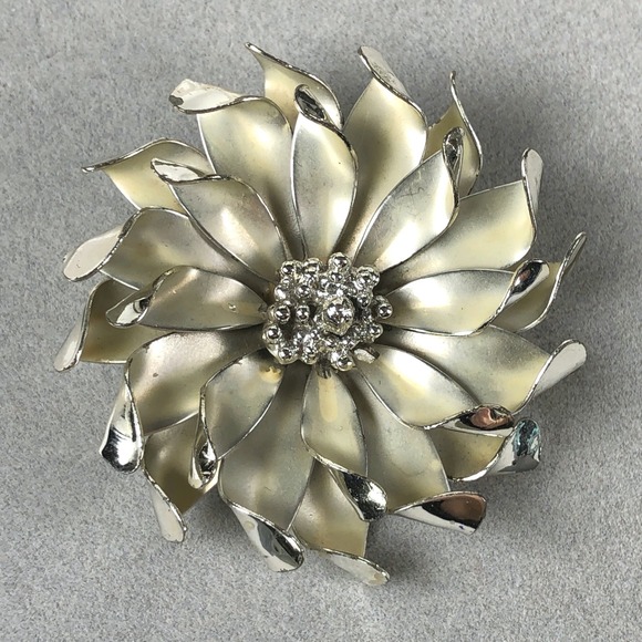 Vintage Coro Flower Brooch Brushed Silver Tone 3-D Chrysanthemum Mid Century Pin - Picture 2 of 6